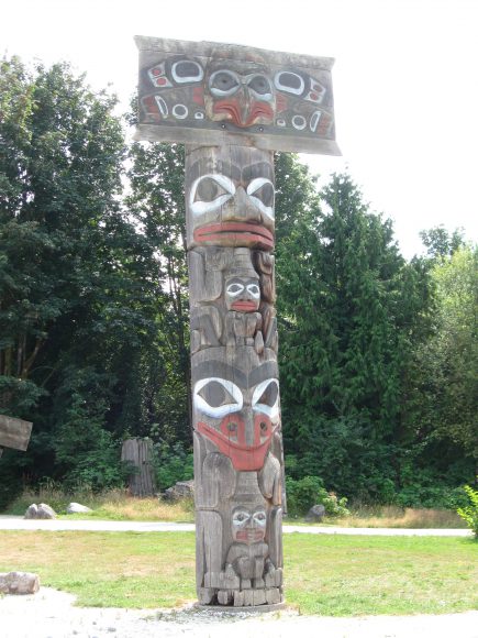 Replika totemu národa Haida, Vancouver, Kanada. Zdroj: Leoboudv, Wikimedia Commons