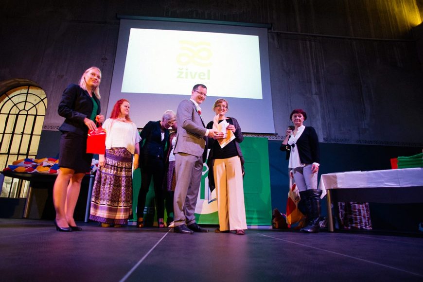 Učiteľka Miroslava Okuliarová vyhrala tento rok cenu environmentálnej výchovy Živel. FOTO - Archív Živica