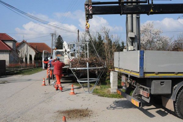 Elektrikári prekladajú hniezdo v Komárne. FOTO - bociany.sk