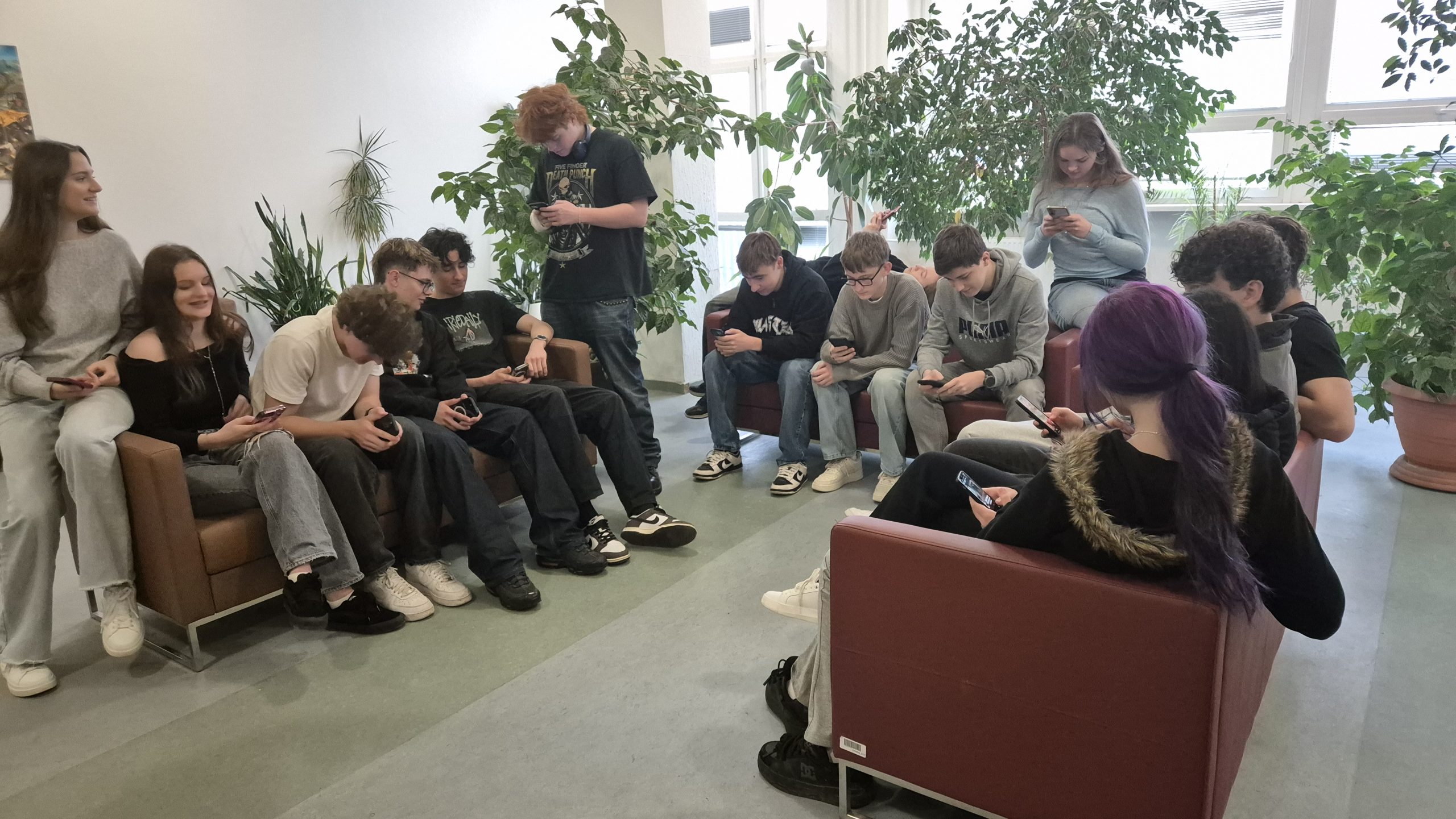 Študenti gymnázia vystúpili z online sveta, mobily odovzdali riaditeľovi