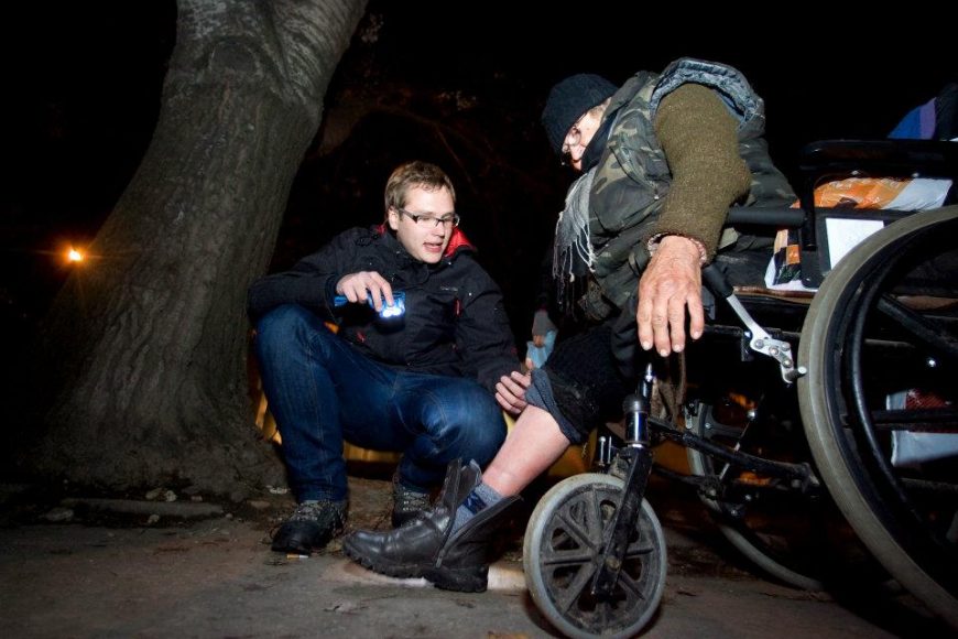 Sergej Kára (naľavo) v akcii počas výjazdu za ľuďmi bez domova. FOTO - Gabriel Kuchta/vagus.sk