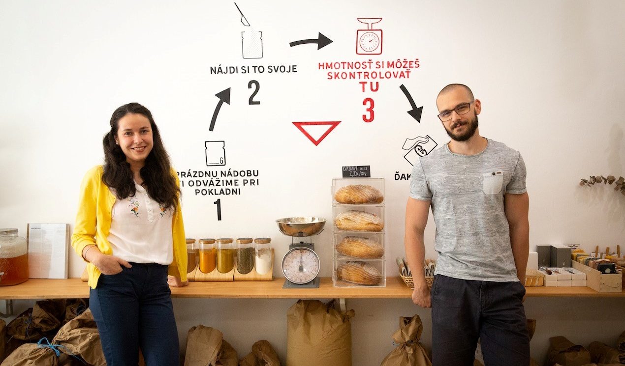 SLOVAKIA GOING ZERO WASTE: Nekupovať zbytočné obaly je minimum, ktoré vie urobiť každý z nás, hovoria majitelia obchodu Bezobalis z Trenčína (podcast)