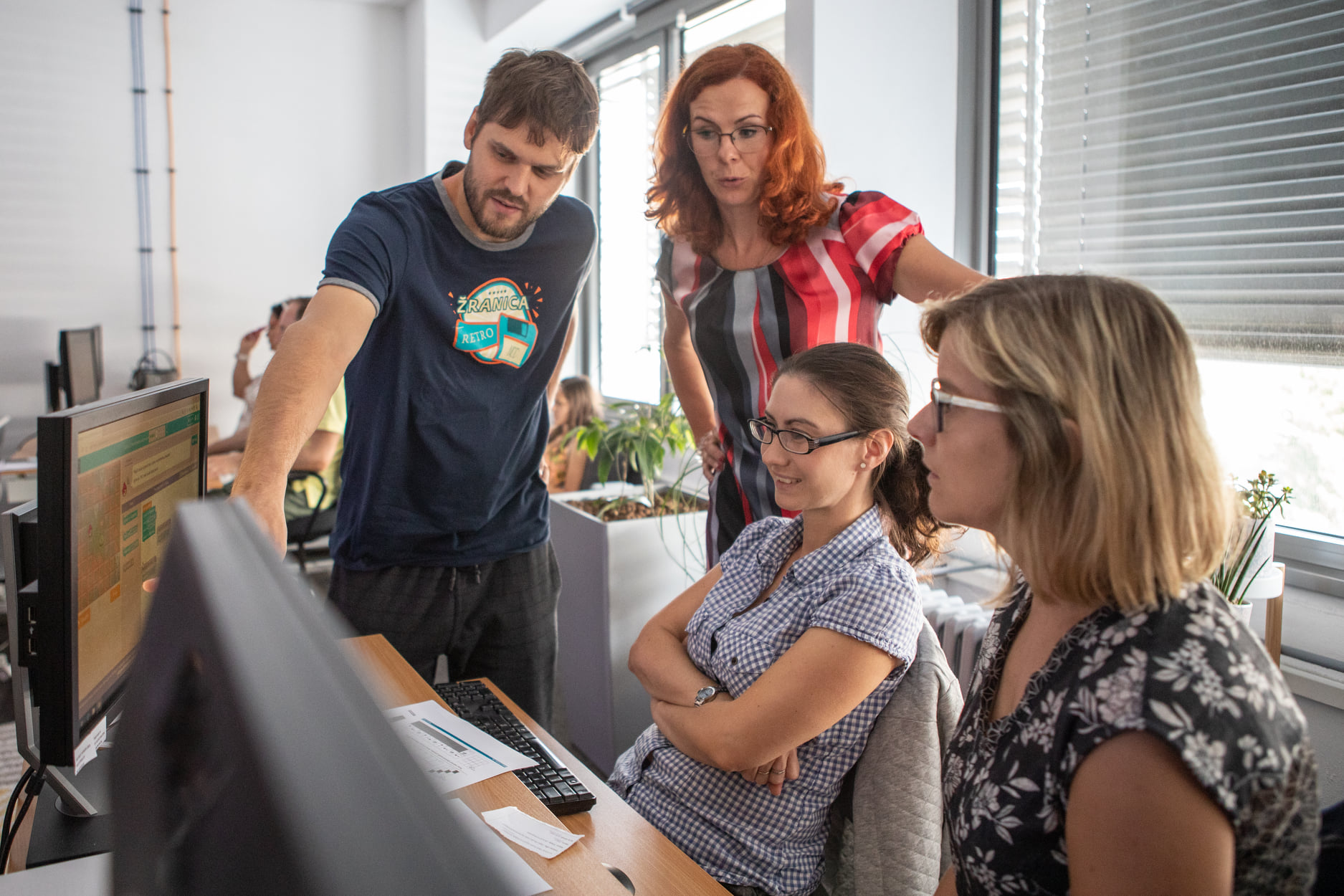 Učiť sa digitálnym zručnostiam na informatike nestačí, IT firmy preto ponúkajú vzdelávací kurz pre digitálnych koordinátorov na školách