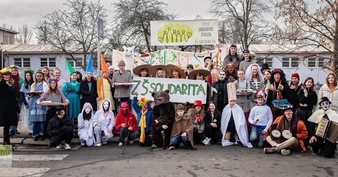 EDUŽUR: Žiaci sedením v laviciach strácajú motiváciu a rezignujú. Stávajú sa z nich zombíci (+podcast)