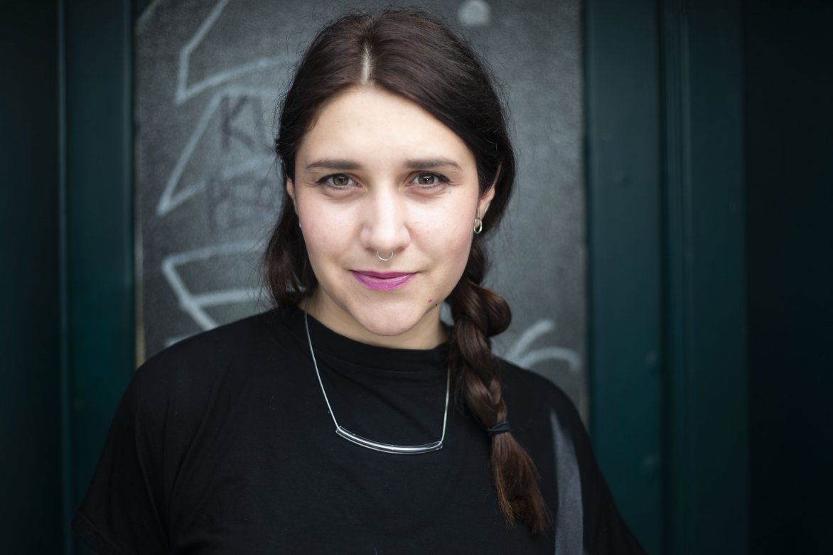 Chudobní si často nemôžu dovoliť ísť do karantény, hovorí reportérka Apolena Rychlíková (+ podcast)