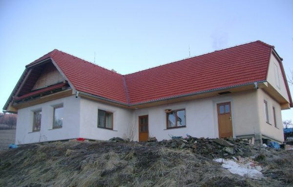  Jeden z prvých troch štandartných slamených domov v Zaježovej. FOTO - Archív autora