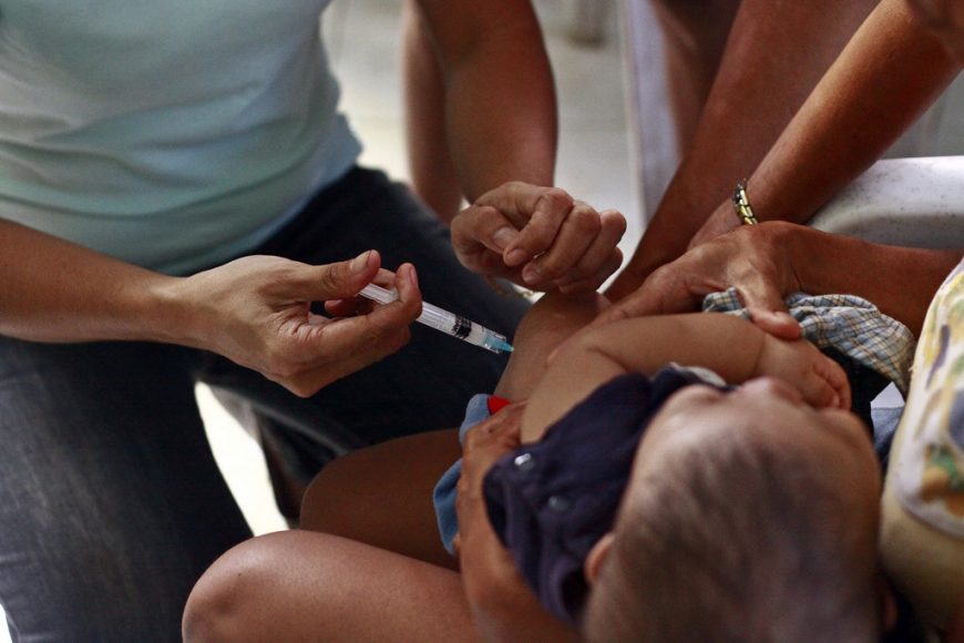 Človek, ktorý už nie je dieťaťom, sa dokáže s vakcínou lepšie vysporiadať. Photo credit: World Bank Photo Collection via Foter.com / CC BY-NC-ND