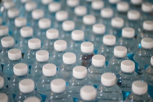 Takmer polovica fliaš a plechoviek nekončila v kontajneroch na plast. Zmení to novozavedený zálohový systém?