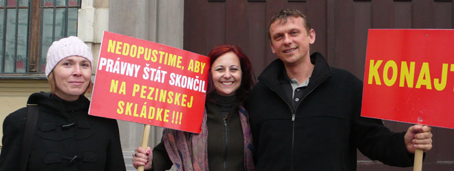 Pavol Žilinčík s Evou Kovačechovou a Zuzanou Fialovou z Via Iuris na proteste proti pezinskej skládke. FOTO - nechcemeskladku.szm.com